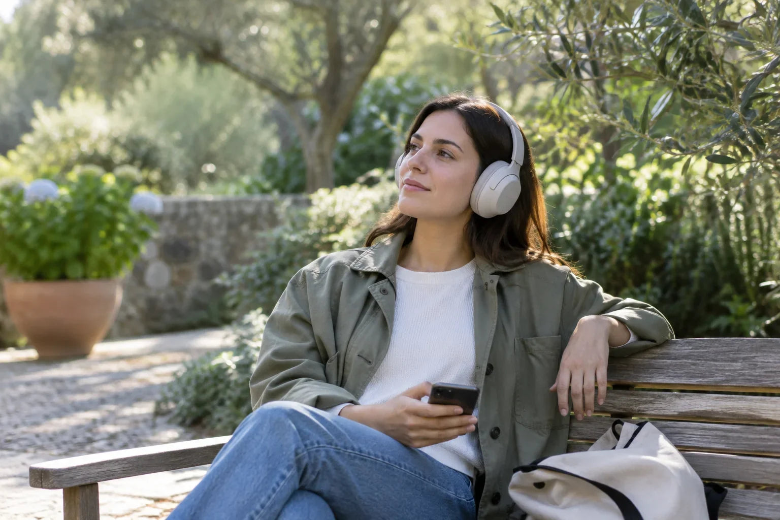 Pódcast y auriculares: cómo cuidar tu escucha en el día a día