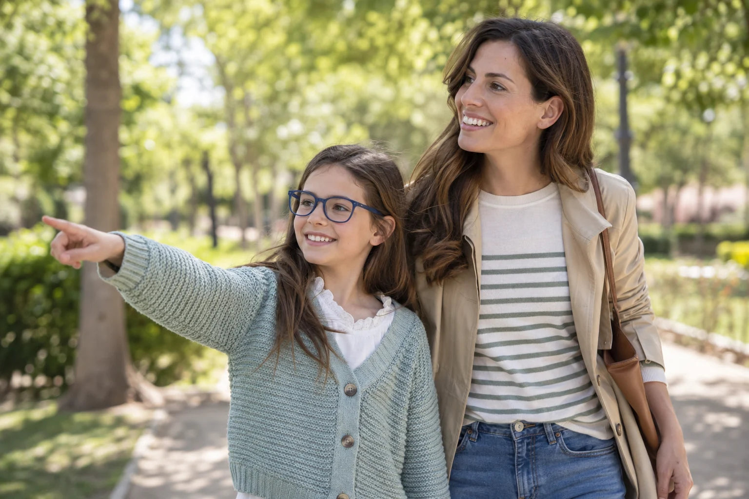 Niña con gafas disfrutando de una actividad al aire libre con su madre — imagen ilustrativa creada con IA
